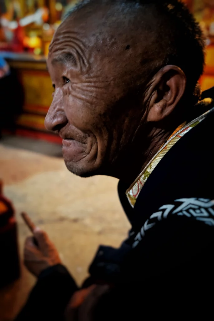 Tibétain tenant un mala dans un temple à Lhassa