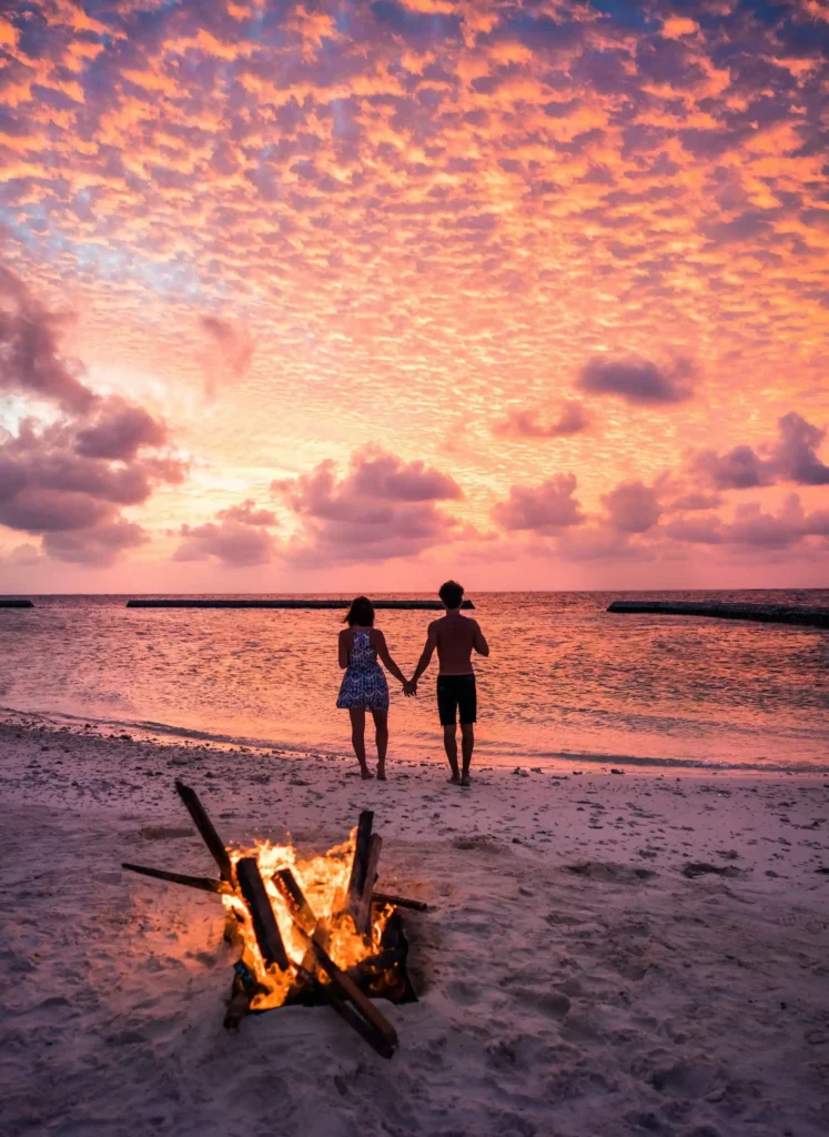 Couple au bord de la mer avant un rite de passage vers le mariage